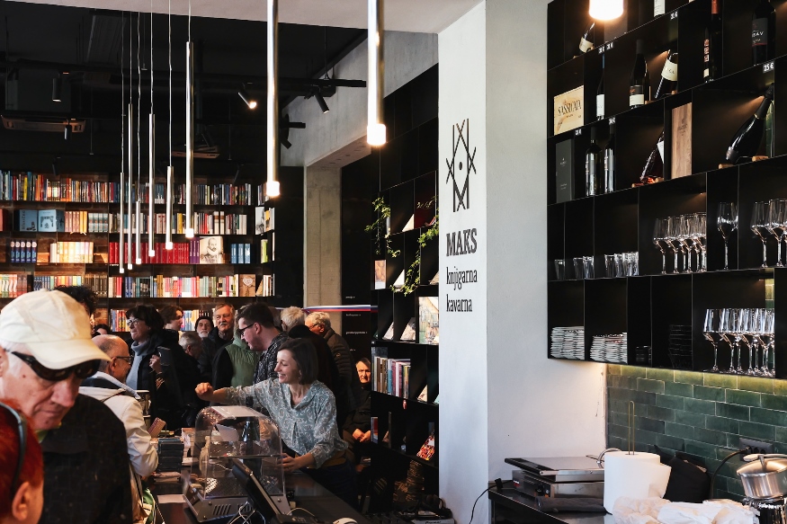 Knjigarna kavarna Maks